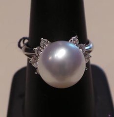 damiani-anello-perla-brillanti